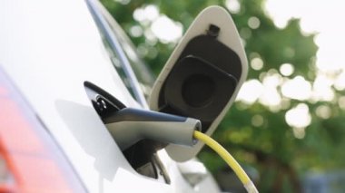 Elektronik aracın kapağını kapatın, modern EV 'nin fişini takın. Ekoloji alternatif enerjisini geleceğin sürdürülebilir enerjisinden koru. Elektrikli arabayı şarj eden fiş..