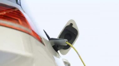 Çevre dostu sıfır emisyonlu elektrikli arabaya elektrik kablolarını söküp şarj istasyonunun kapağını kapatıyoruz.