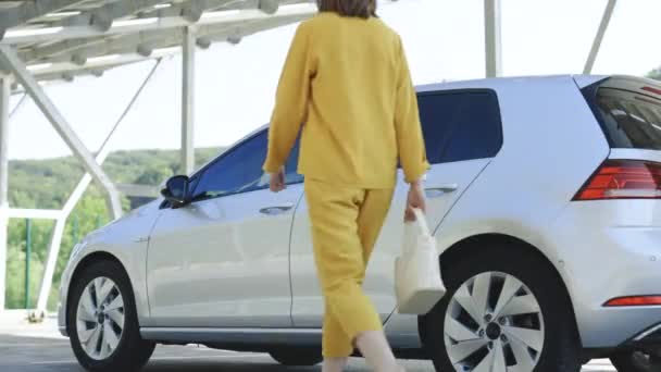 Kadını Elektrikli Arabaya Yürür Kapıyı Açar Içeri Girer Nsanlar Ulaşım — Stok video