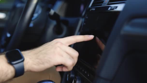 Unbekannter Junger Mann Sitzt Vor Lenker Seines Eigenen Luxusautos Und — Stockvideo