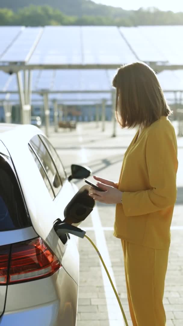 Vertical Video Woman Unplugging Electric Car Cable Girl Stopping Charging — Vídeo de Stock