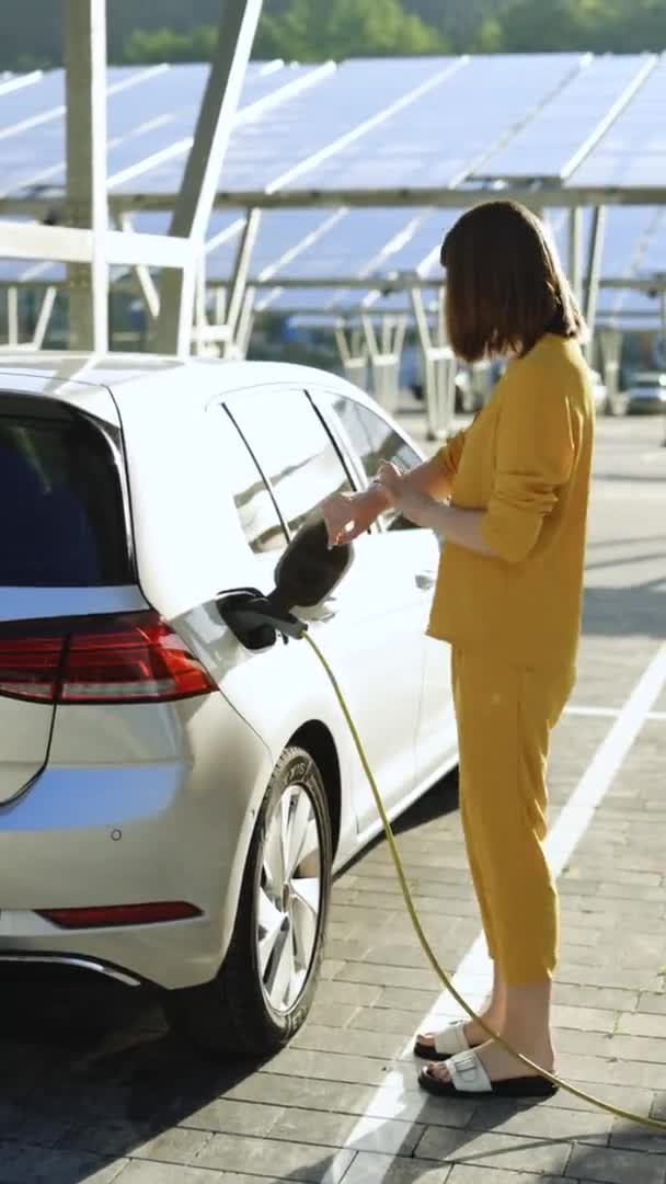 Vertical Format Video Woman Unplugging Electric Car Cable Girl Stopping — ストック動画