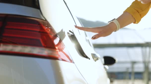 Nahaufnahme Von Frauenhänden Die Stromkabel Anschließen Elektro Oder Elektroautos App — Stockvideo