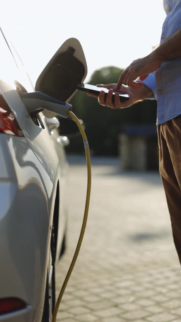 Vertical Video Man Unplugging Electric Car Cable Guy Stopping Charging — Stock videók