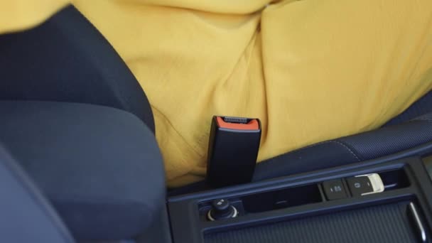 Abróchate Cinturón Seguridad Coche Ajuste Mano Mujer Del Cinturón Seguridad — Vídeo de stock