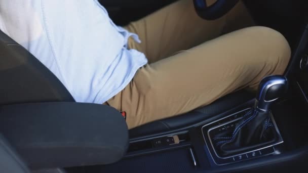 Fijación Del Cinturón Seguridad Del Conductor Coche Man Car Lap — Vídeo de stock