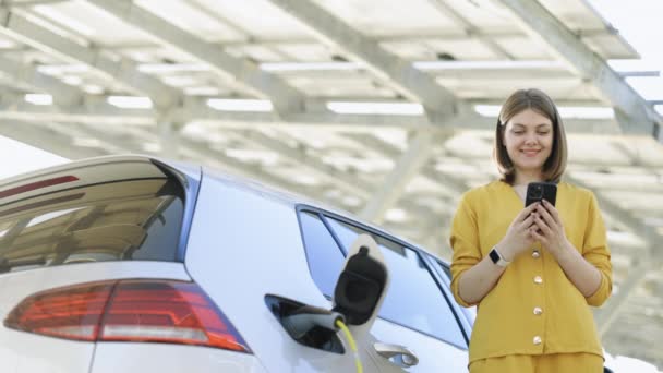 Mujer Negocios Pie Estación Carga Mirando Cámara Mostrando Pulgar Hacia — Vídeos de Stock