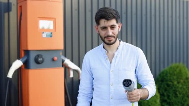 Caucasian Bearded Hipster Man Standing Electric Charging Station Looking Camera — Vídeo de stock