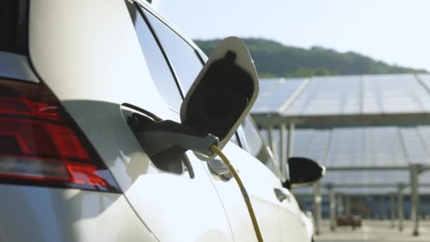 Charging Electric Car Electric Vehicles Using Renewable Energy Solar Panels — Vídeo de stock