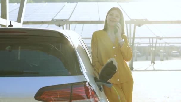 Positive Woman Have Talking Conversation Phone Her Electric Car Waits — Stockvideo