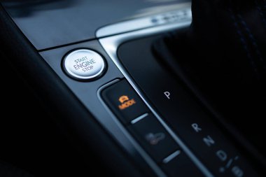 Modern arabaların başlama düğmeleri seçici odaklanma. Gümüş başlama ve dur düğmesi. Otomatik elektrikli araba.
