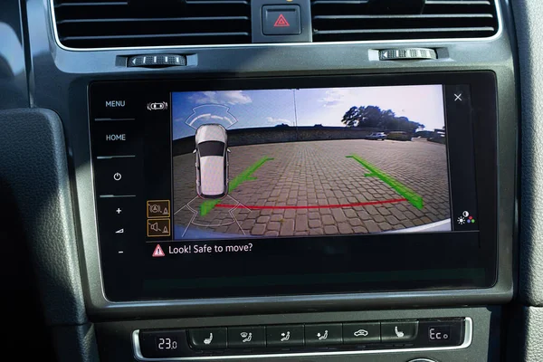 Araba ters sistemi için arka görüş monitörü. Araba ekranı ve dikiz kamerası. Otopark asistanı içeride. Modern arabadaki video park sistemi. Otomotiv güvenlik teknolojisi ekipmanı.