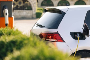 Elektrikli Araç Şarj İstasyonu. Mağaza yakınlarındaki EV, PHEV ve HEV için modern elektrik şarj istasyonu çekimi. Elektrikli Araç ve Otobüs Şarj Noktaları