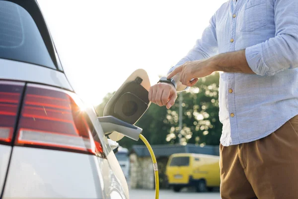 Unrecognizable Businessman Plugging Charging Cable Electric Vehicle Male Hand Inserts — Stockfoto