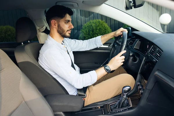 Homem Confiante Conduzir Sentado Carro Pôr Sol Olha Tua Volta — Fotografia de Stock