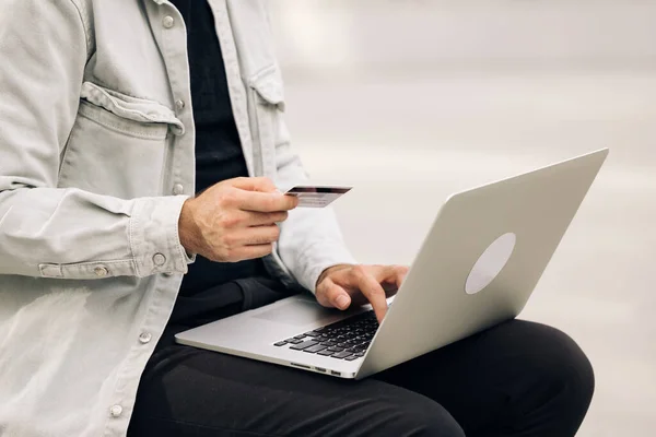 Close View Male Hands Cardholder Holding Credit Card Making Bank — Stock Photo, Image