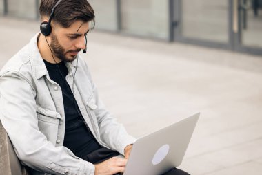 Portre Ermeni işadamı asistan yardım hattı çevrimiçi mağaza müdürü kulaklık takıyor mikrofon cevaplarına konuşmalar yapıyor müşteri ortakları görüşmeleri online satış tavsiyeleri sunuyor