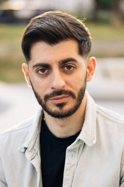 Gerçekten çekici, güzel bir erkek sokak şehri tarzı yaz adamı şehrinde duruyor. Kameraya bakan sakallı, yakışıklı adama yaklaş.