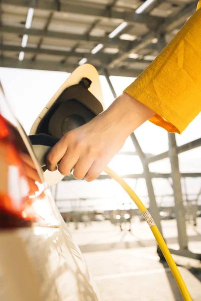 Mãos Mulher Anexando Fonte Cabo Alimentação Para Carregar Carro Elétrico — Fotografia de Stock