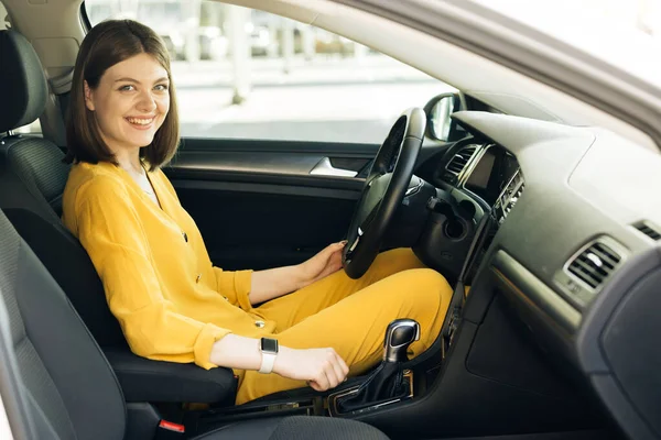 Smiling Young Woman Enjoying Driving Beautiful Sunny Day Pretty Adorable — Stock fotografie