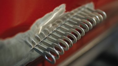 Araba göçüğü çıkarma teknikleri. Araba tamircisi, göçük çıkarıyor. Profesyonel vücut onarımı. Otomobil tamir serisi. Cesedi hidrolik pres ile çekmek..