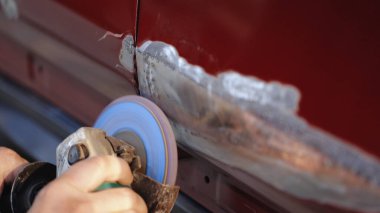 İşçilere yakın çekim araba hasarına yol açar. Sert öğütme düzensizlikleri gidermek için tasarlanmıştır. Profesyonel oto tamircisi arabanın kapısını ezdi..