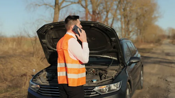 Ztroskotanec Rozbitým Autem Volá Pomoc Mladý Muž Stojící Telefonu Volá — Stock fotografie