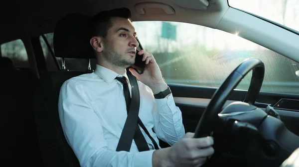 Bonito Jovem Motorista Montando Carro Falando Telefone Tendo Uma Conversa — Fotografia de Stock