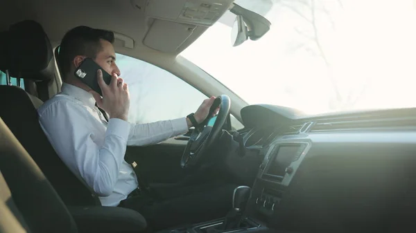 Empresário Está Falando Seu Telefone Inteligente Enquanto Viaja Carro Classe — Fotografia de Stock
