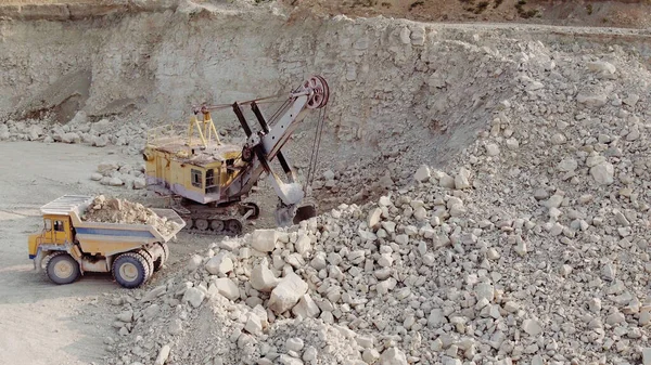 Excavator Loads Soil Mining Dump Truck Equipment Extraction Iron Ore — Stockfoto