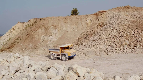 Mining Truck Driving Iron Ore Mine Loaded Ore Open Pit — Stockfoto