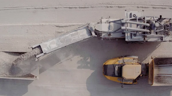 Large Excavator Lignite Coal Mine Loading Coal Truck Mining Car — Stockfoto