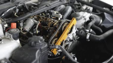 Parçalanmış motosiklet motoru. Profesyonel tamirci, aracı kullanarak motoru tamir ediyor. Araba tamircisi motoru tamir etti. Tamirci garajda ya da atölyede çalışıyor. Araba ya da motorsiklet kullanan bir adam..