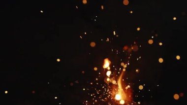 Metal inşaat fabrikasında hava karbon yayı kesimi. Fabrikada kaynak yapan metal parçaları. Kıvılcımlar uçuşuyor. Metal atölyesinde tehlikeli işler. Ağır sanayi ve metal işleri.