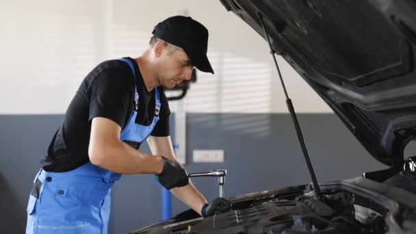 Car Mechanic Using Wrench Repair Engine Car Service Auto Service — Vídeo de stock