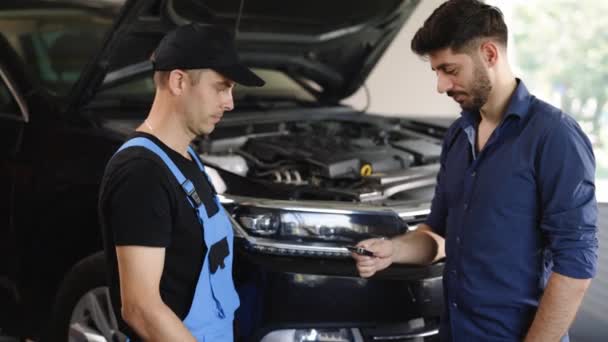 Male Client Giving Car Key Auto Mechanic Repair Shop Car — Vídeos de Stock