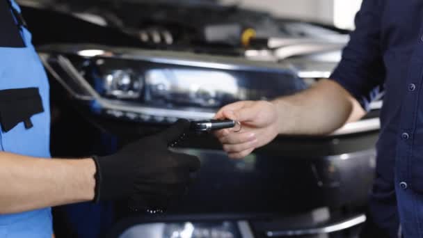 Car Repair Man Owner Auto Gives Keys Car Repairman Vehicle — Vídeos de Stock