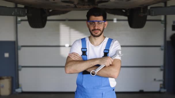 Portrait Bearded Handsome Automotive Mechanic Man Standing Garage Vehicle Service — ストック動画