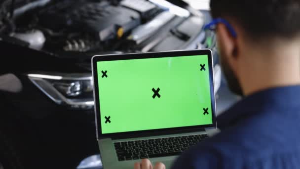 Car Service Mechanic Running Diagnostics Software Advanced Computer Green Screen — ストック動画