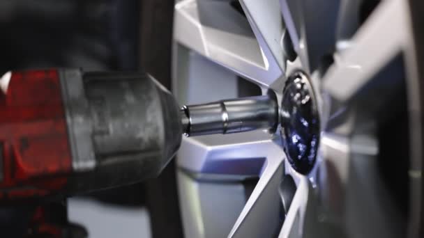 Close Mechanic Unscrewing Lug Nuts Pneumatic Impact Wrench Repairman Works — Vídeo de stock