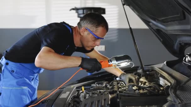 Professional Mechanic Blue Overalls Working Car Car Service Repairman Safety — Vídeo de stock