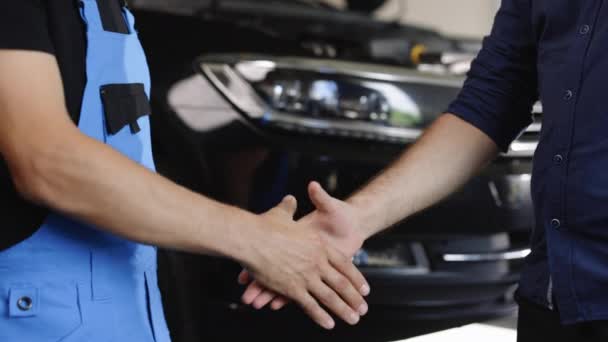 Automotive Mechanic Repairman Handshake Client Garage Vehicle Service Manager Working — Stok video