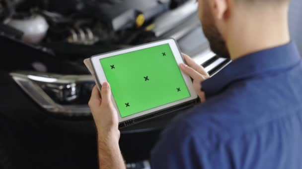 Car Service Mechanic Manager Uses Tablet Green Screen Mock Chroma — Vídeo de Stock