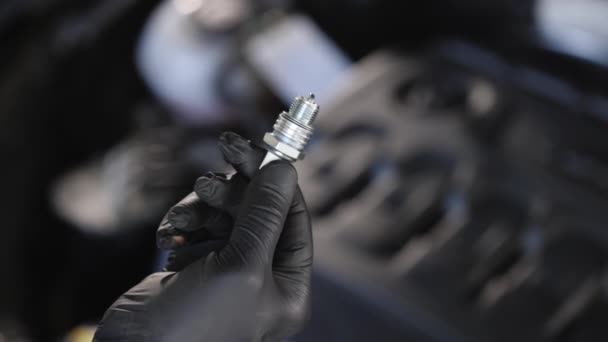 Close Worker Hands Changes Spark Plugs Car Engine Auto Service — Stockvideo
