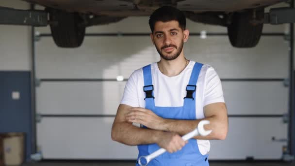 Portrait Bearded Mechanic Repairing Uniform Standing Looking Camera Crossed Hands — Stockvideo