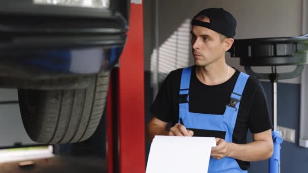 Car Mechanic Repair Shop Taking Notes His Tablet Automobile Service — ストック動画