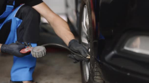 Μηχανικός Φουσκώνει Ένα Λάστιχο Αυτοκινήτου Αντλία Αερίου Τροχό Αυτοκινήτου Πληθωρισμός — Αρχείο Βίντεο