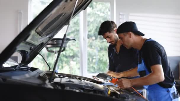 Car Service Employees Inspect Cars Engine Bay Led Lamp Manager — Vídeos de Stock