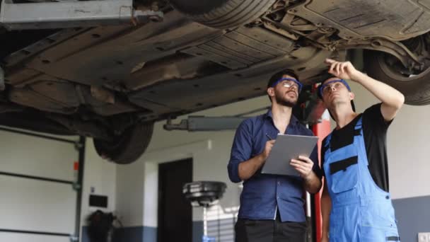 Manager Checks Data Notebook Explains Breakdown Mechanic Car Service Employees — Wideo stockowe