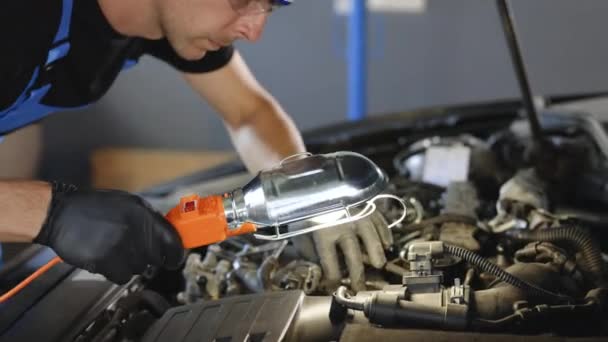 Mechanic Blue Overalls Safety Glasses Inspects Car While Working Led — Vídeo de stock